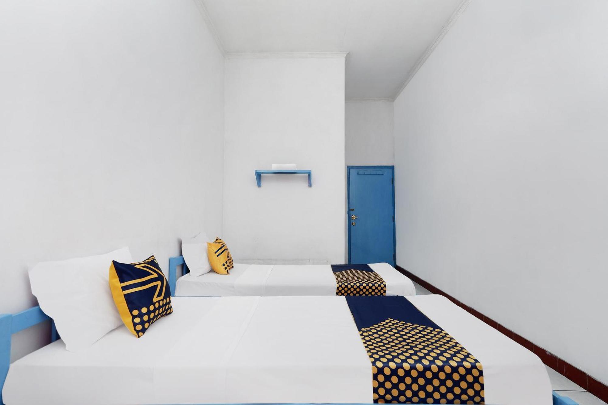 Spot On 2289 Hotel Saudara Tegal  Exterior photo