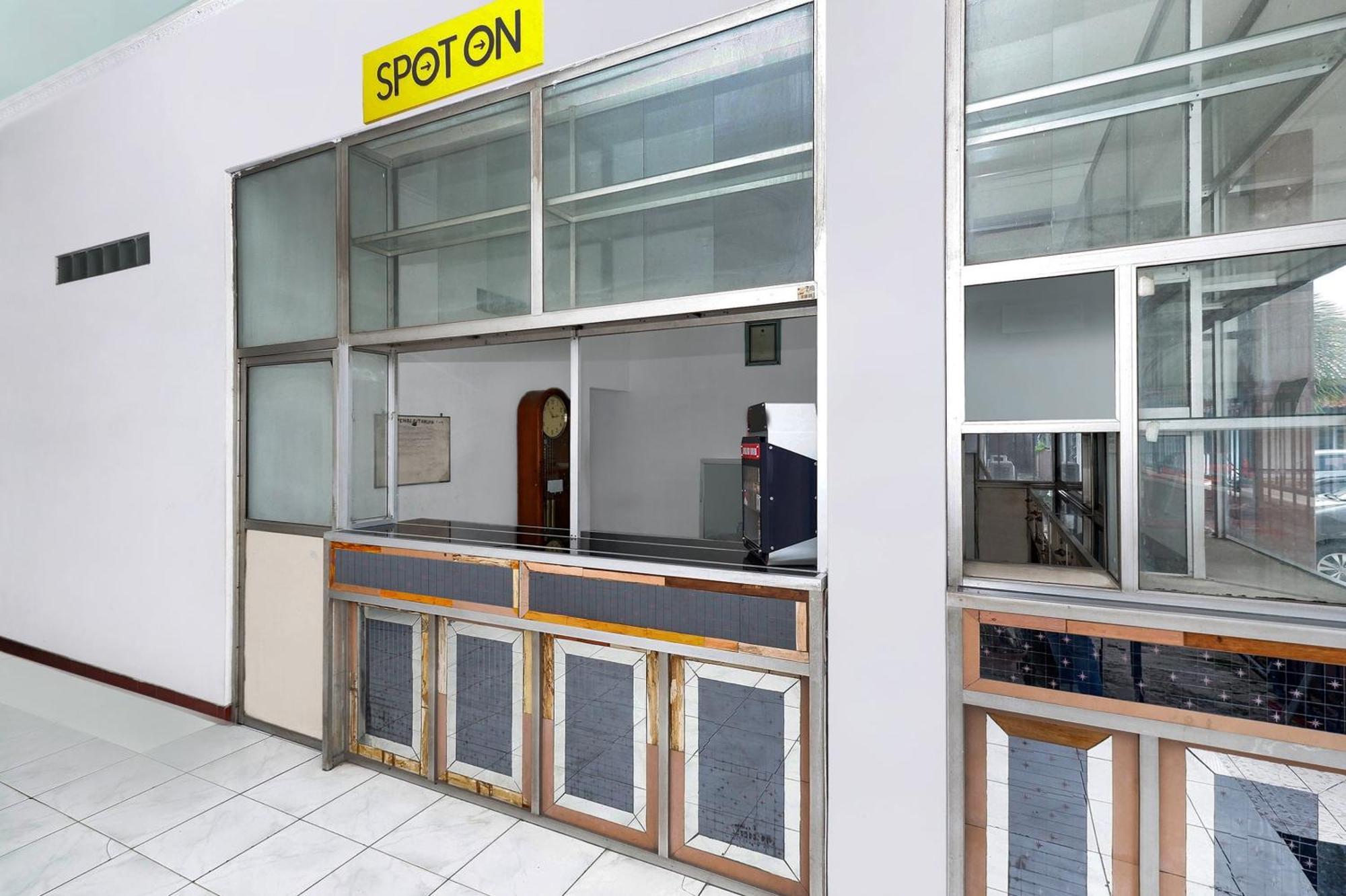 Spot On 2289 Hotel Saudara Tegal  Exterior photo