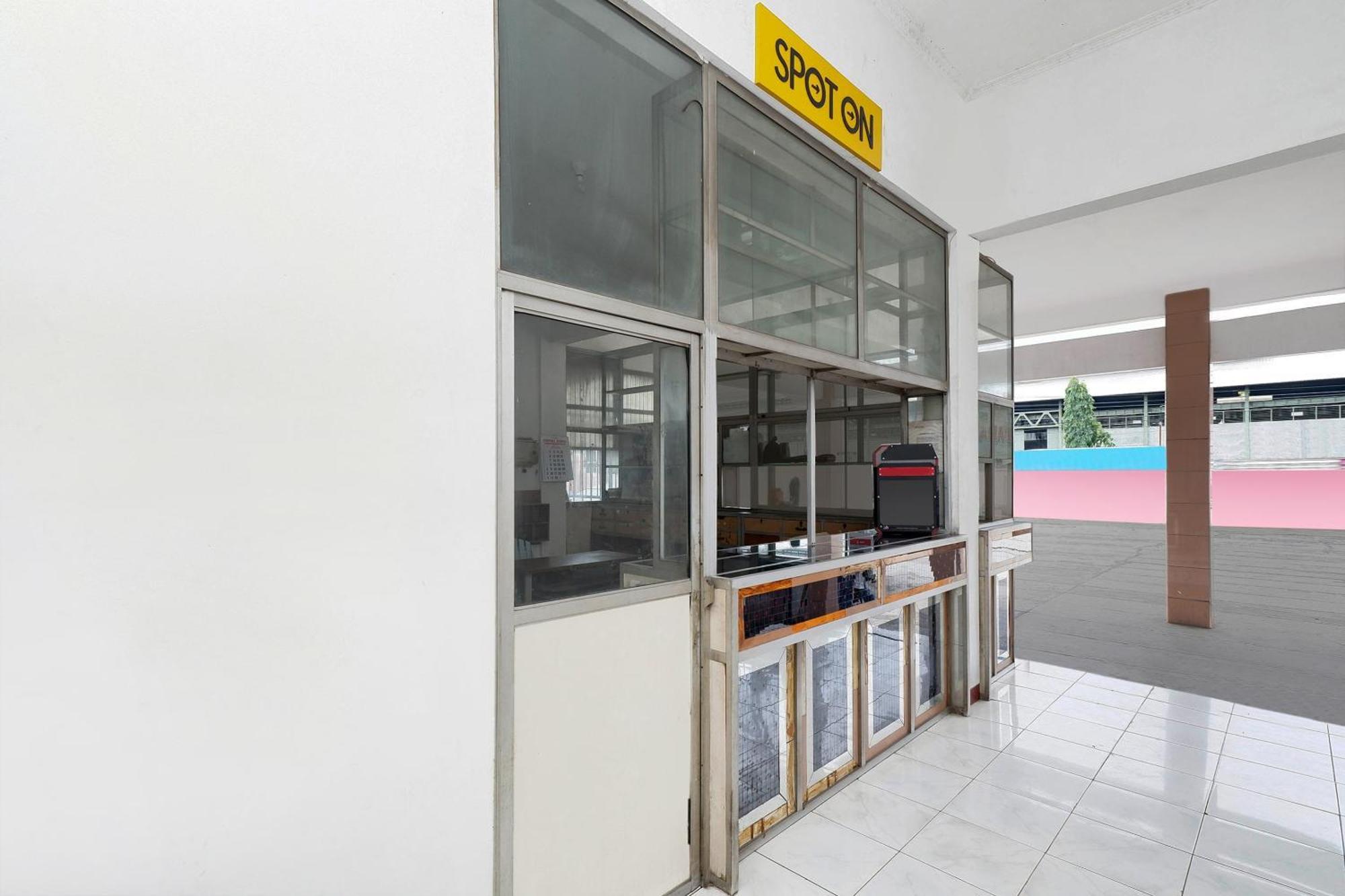 Spot On 2289 Hotel Saudara Tegal  Exterior photo